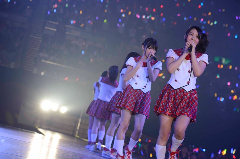 小林絵未梨がセンターを務める「スカートひらり」の模様。（C）AKS