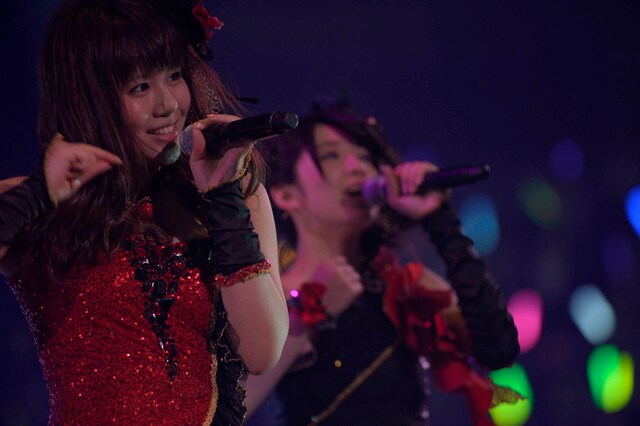 原望奈美がセンターを務める「純情主義」の模様。（C)AKS