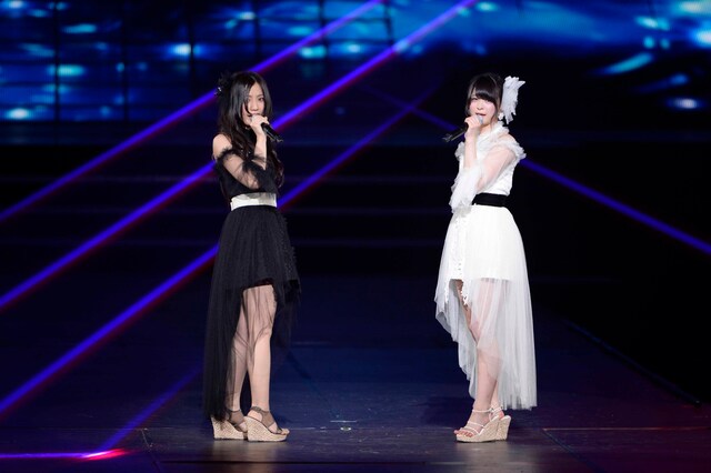 小木曽汐莉と古川愛李による「眼差しサヨナラ」の模様。（C)AKS