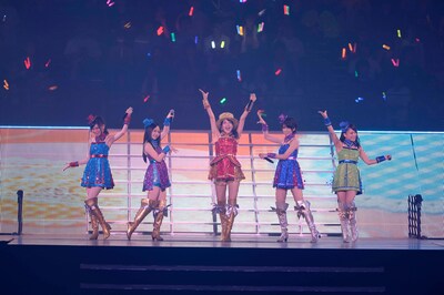 桑原みずきがセンターを務める「女の子の第六感」の模様。（C)AKS