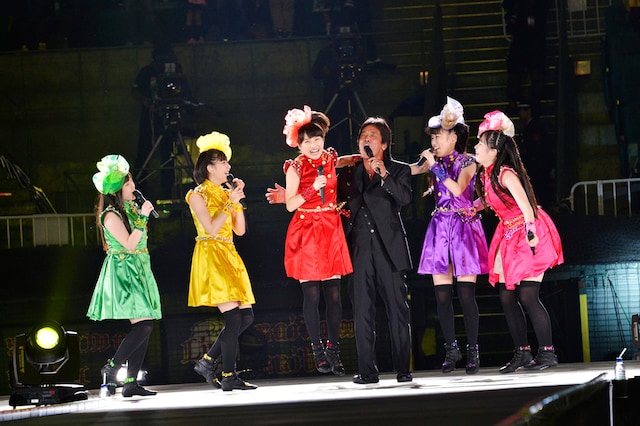 松崎しげる（右から3番目）とももいろクローバーZの共演シーン。（photo by Hajime Kamiiisaka）