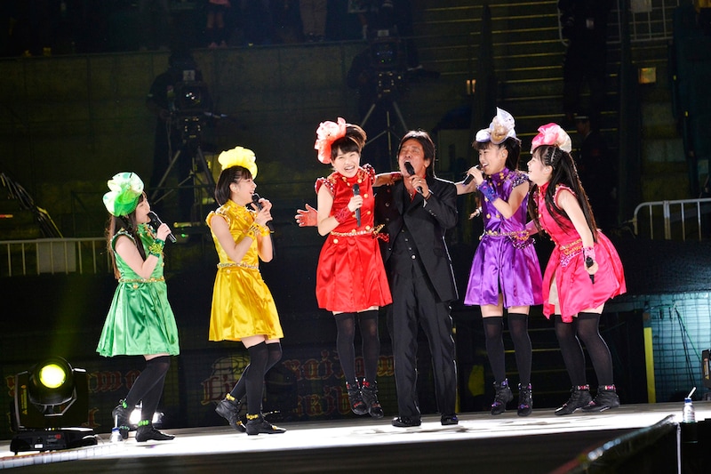 松崎しげる（右から3番目）とももいろクローバーZの共演シーン。（photo by Hajime Kamiiisaka）