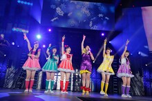 広瀬香美（右から3番目）とももいろクローバーZの共演シーン。（photo by Hajime Kamiiisaka）