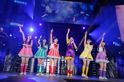 広瀬香美（右から3番目）とももいろクローバーZの共演シーン。（photo by Hajime Kamiiisaka）