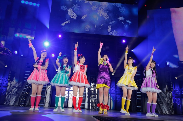 広瀬香美（右から3番目）とももいろクローバーZの共演シーン。（photo by Hajime Kamiiisaka）