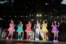 坂本冬美（右から3番目）とももいろクローバーZの共演シーン。（photo by Hajime Kamiiisaka）