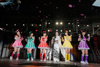 坂本冬美（右から3番目）とももいろクローバーZの共演シーン。（photo by Hajime Kamiiisaka）