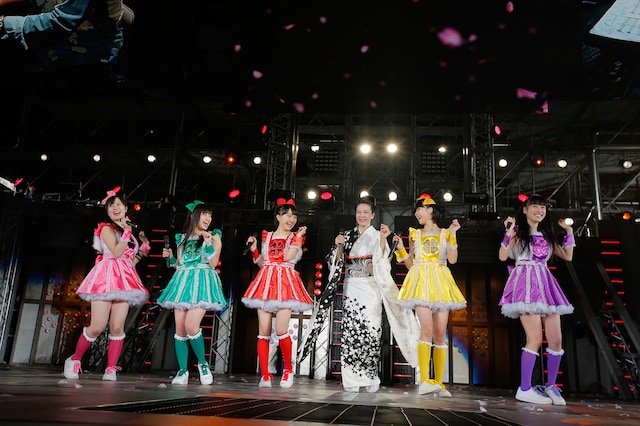 坂本冬美（右から3番目）とももいろクローバーZの共演シーン。（photo by Hajime Kamiiisaka）