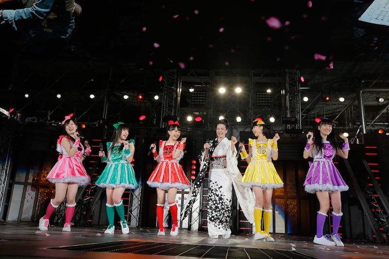 坂本冬美（右から3番目）とももいろクローバーZの共演シーン。（photo by Hajime Kamiiisaka）