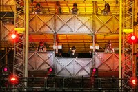 今週の人気の画像7位は「しげる！香美！冬美！ももクロ『春の一大事』怒濤の2日目」より、「ももいろクローバーZ 春の一大事 2013 西武ドーム大会～星を継ぐもも vol.2 Peach for the Stars～」オープニングシーン。拘束具を付けたももいろクローバーZとDJのTeddyLoid。（photo by Hajime Kamiiisaka）