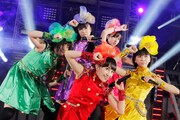 「ももいろクローバーZ 春の一大事 2013 西武ドーム大会～星を継ぐもも vol.2 Peach for the Stars～」の様子。（photo by Hajime Kamiiisaka）