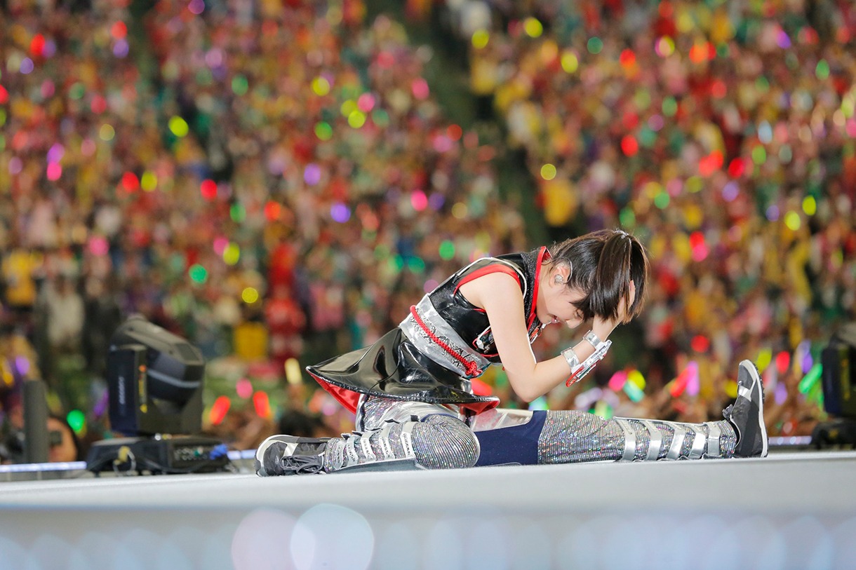 花道でポーズを決める百田夏菜子。（photo by Hajime Kamiiisaka）