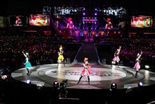 「ももいろクローバーZ 春の一大事 2013 西武ドーム大会～星を継ぐもも vol.2 Peach for the Stars～」の様子。（photo by Hajime Kamiiisaka）