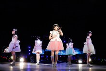 「ももいろクローバーZ 春の一大事 2013 西武ドーム大会～星を継ぐもも vol.2 Peach for the Stars～」の様子。（photo by Hajime Kamiiisaka）