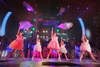 「ももいろクローバーZ 春の一大事 2013 西武ドーム大会～星を継ぐもも vol.2 Peach for the Stars～」の様子。（photo by Hajime Kamiiisaka）