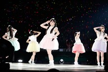 「ももいろクローバーZ 春の一大事 2013 西武ドーム大会～星を継ぐもも vol.2 Peach for the Stars～」の様子。（photo by Hajime Kamiiisaka）