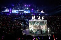 「ももいろクローバーZ 春の一大事 2013 西武ドーム大会～星を継ぐもも vol.2 Peach for the Stars～」の様子。（photo by Hajime Kamiiisaka）