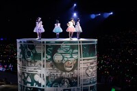 「ももいろクローバーZ 春の一大事 2013 西武ドーム大会～星を継ぐもも vol.2 Peach for the Stars～」の様子。（photo by Hajime Kamiiisaka）
