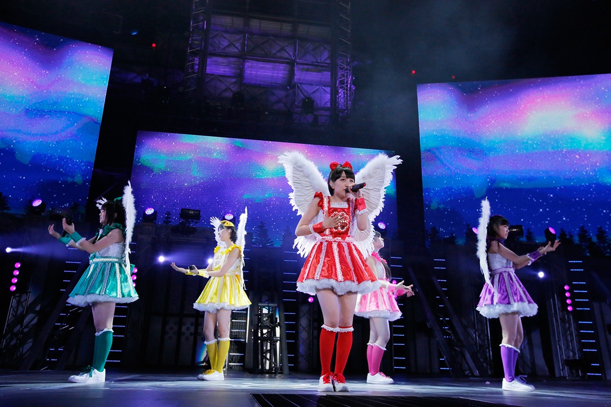 「ももいろクローバーZ 春の一大事 2013 西武ドーム大会～星を継ぐもも vol.2 Peach for the Stars～」の様子。（photo by Hajime Kamiiisaka）