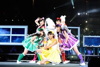 「ももいろクローバーZ 春の一大事 2013 西武ドーム大会～星を継ぐもも vol.2 Peach for the Stars～」の様子。（photo by Hajime Kamiiisaka）
