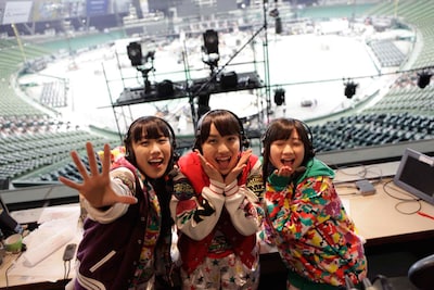 ライブ終了後にラジオの生放送を行った高城れに、百田夏菜子、有安杏果（写真左から）。