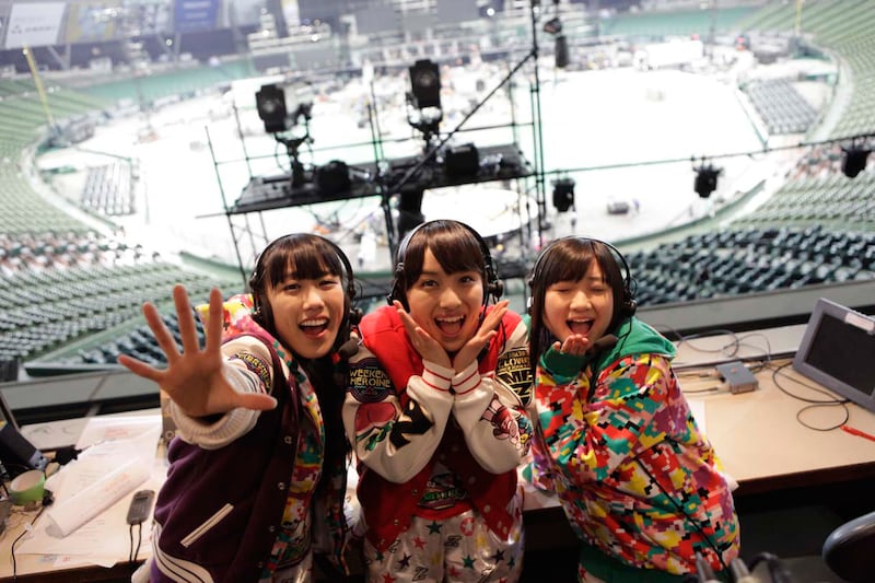 ライブ終了後にラジオの生放送を行った高城れに、百田夏菜子、有安杏果（写真左から）。