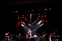 「Chara Live Tour2013 "Cocoon"」渋谷公会堂公演の様子。（撮影：三吉ツカサ）