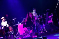 「Chara Live Tour2013 "Cocoon"」渋谷公会堂公演の様子。（撮影：三吉ツカサ）