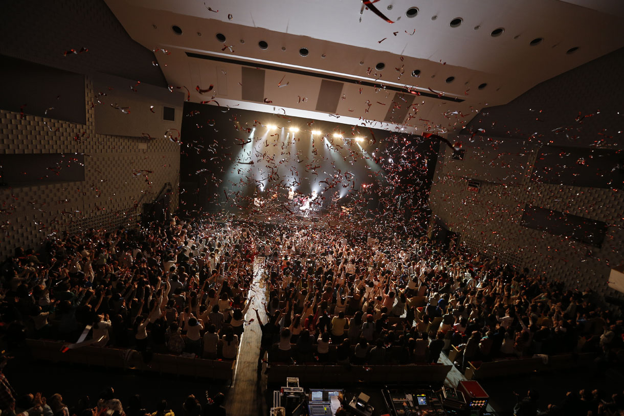 「Chara Live Tour2013 "Cocoon"」渋谷公会堂公演の様子。（撮影：三吉ツカサ）