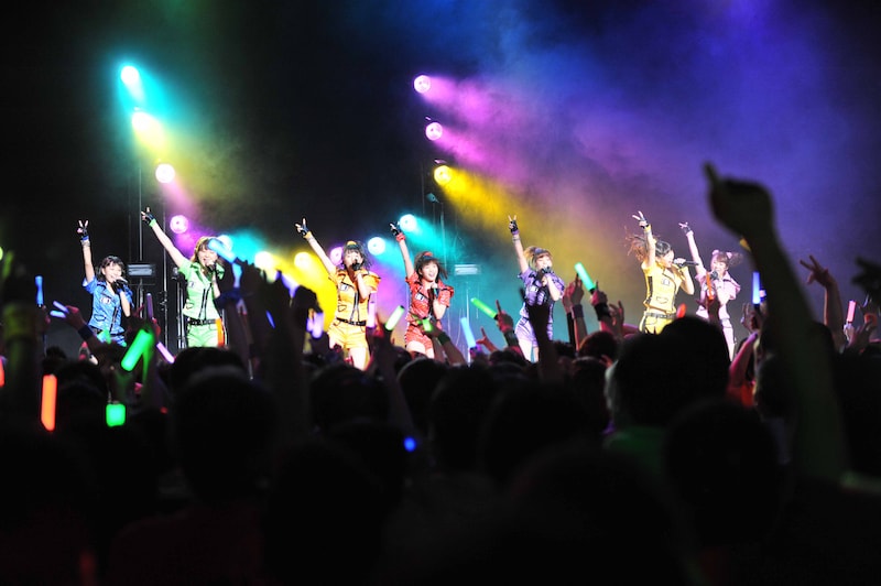 「サイリウム」を披露するアップアップガールズ（仮）。