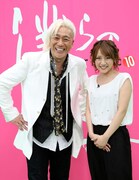 トーク収録後の玉置浩二（写真左）と高橋みなみ（右）。