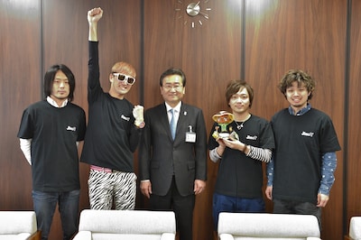 東京・八王子市の石森孝志市長と記念撮影するグッドモーニングアメリカ。