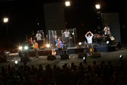 キリンジ「KIRINJI TOUR 2013」最終公演より。2人揃っての最後の挨拶をする泰行（写真手前中央）と高樹（手前右）。