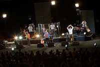 キリンジ「KIRINJI TOUR 2013」最終公演より。2人揃っての最後の挨拶をする泰行（写真手前中央）と高樹（手前右）。