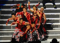 「EXILE LIVE TOUR 2013“EXILE PRIDE”」初日公演にて、名物のダンスを披露するEXILE。