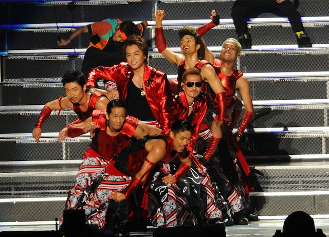 「EXILE LIVE TOUR 2013“EXILE PRIDE”」初日公演にて、名物のダンスを披露するEXILE。