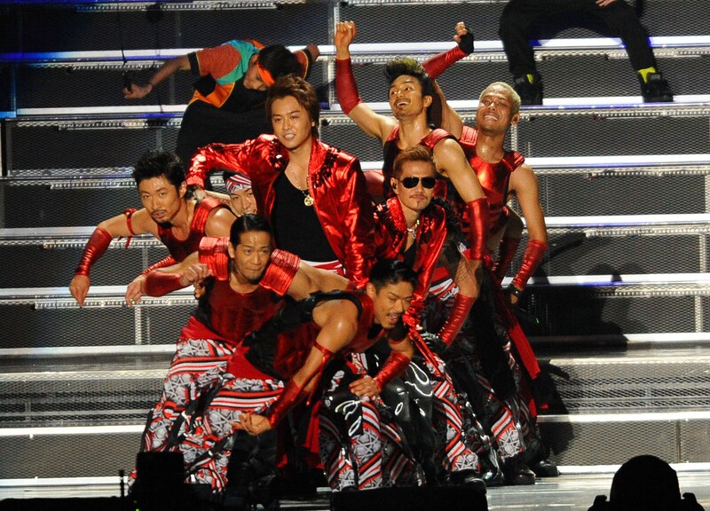 「EXILE LIVE TOUR 2013“EXILE PRIDE”」初日公演にて、名物のダンスを披露するEXILE。