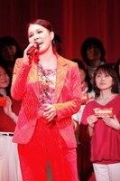 4月14日、東京・ラフォーレミュージアム六本木で行われたロッテ「ガーナ」新CM記者発表会で「ママへ」を初披露したAI。