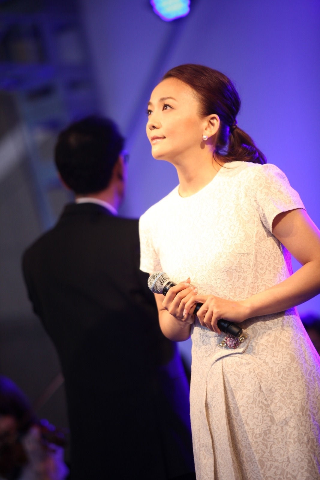 華原朋美（写真手前）と、指揮を執る武部聡志（奥）。
