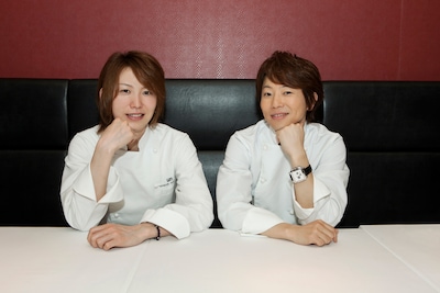 ぽこた（写真左）と川越達也（右）。