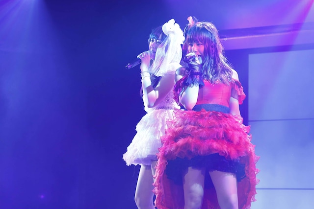 「眼差しサヨナラ」を披露する上野圭澄と原望奈美（左から）。（C）AKS