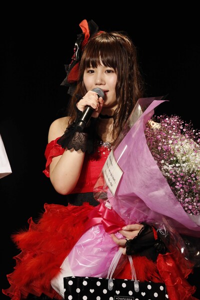 ファンに向けて感謝の気持ちを語る原望奈美。（C)AKS