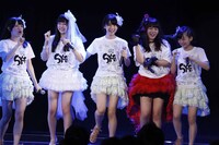 最後はチームEメンバー全員で「白いシャツ」を披露。（C)AKS