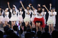 最後はチームEメンバー全員で「白いシャツ」を披露。（C)AKS