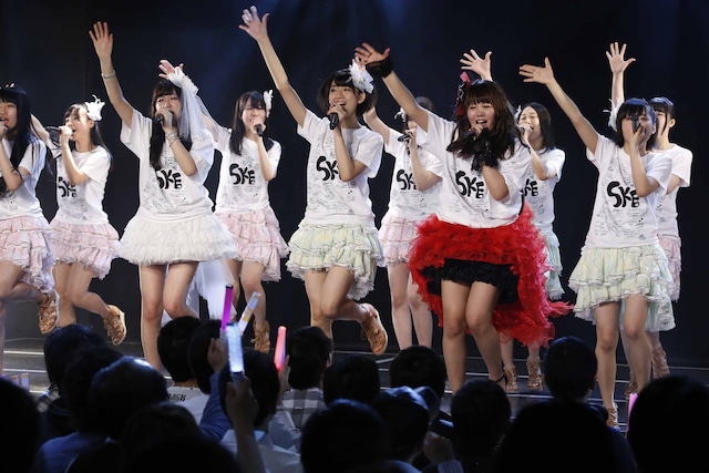 最後はチームEメンバー全員で「白いシャツ」を披露。（C)AKS