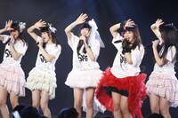 最後はチームEメンバー全員で「白いシャツ」を披露。（C)AKS