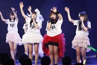 最後はチームEメンバー全員で「白いシャツ」を披露。（C)AKS