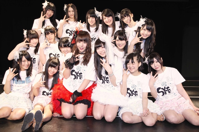 チームEメンバー全員、ステージ上で記念撮影。（C)AKS