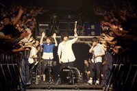 アンコールで会場後方から登場し、観客に挨拶するRADWIMPSのメンバーたち。（撮影：太田好治）（撮影：太田好治）