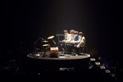 肩を寄せ合い「白と黒と4匹のワルツ」を連弾するRADWIMPS。（撮影：太田好治）